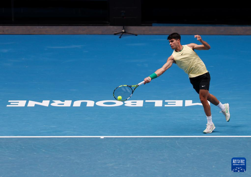 西班牙网球队强势澳大利亚网球队，阿尔卡拉斯统治全场