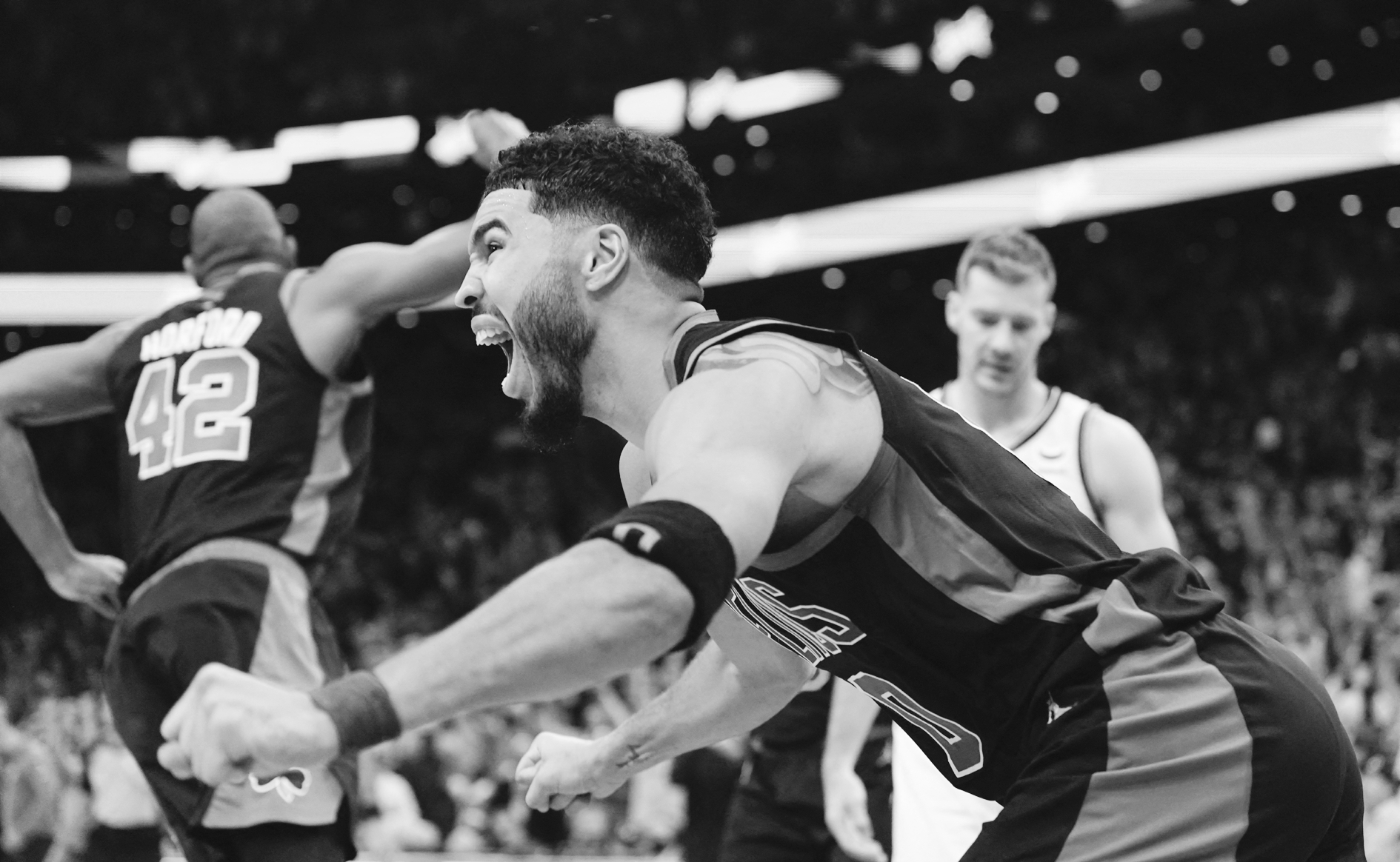 爱游戏tv-鹈鹕碾压上海队，塔图姆关键制胜