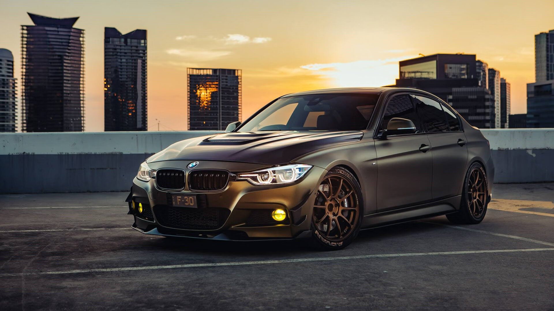 轮对轮的博弈，心跳加速的每一秒—红牛与法拉利的缠斗，在维斯塔潘炙热的尾流中达到沸点