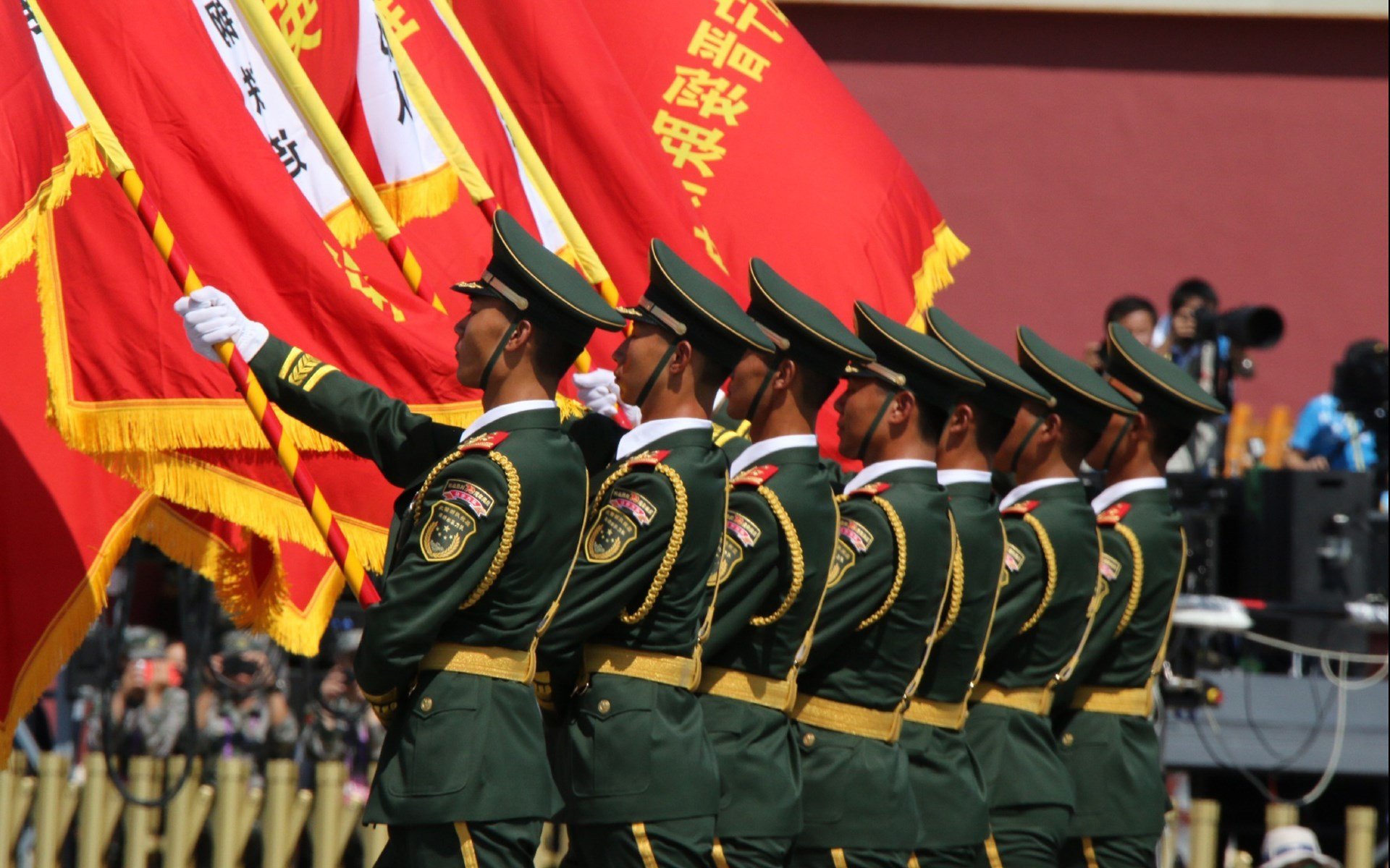 天平只向一处倾斜,布克化身定盘星,灰熊稳稳熊抱胜利